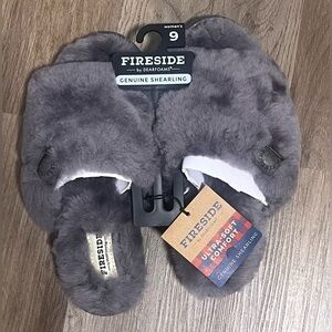 Women's Fireside by Dearfoams Gray Open Toe Genuine Shearling Slippers